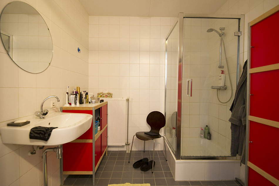 IJ-Home woningfotografie haalt bijvoorbeeld een badkamer leeg