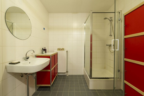 Met de opgeruimde badkamer verzorgt IJ-home woningfotografie een frisse en schone indruk